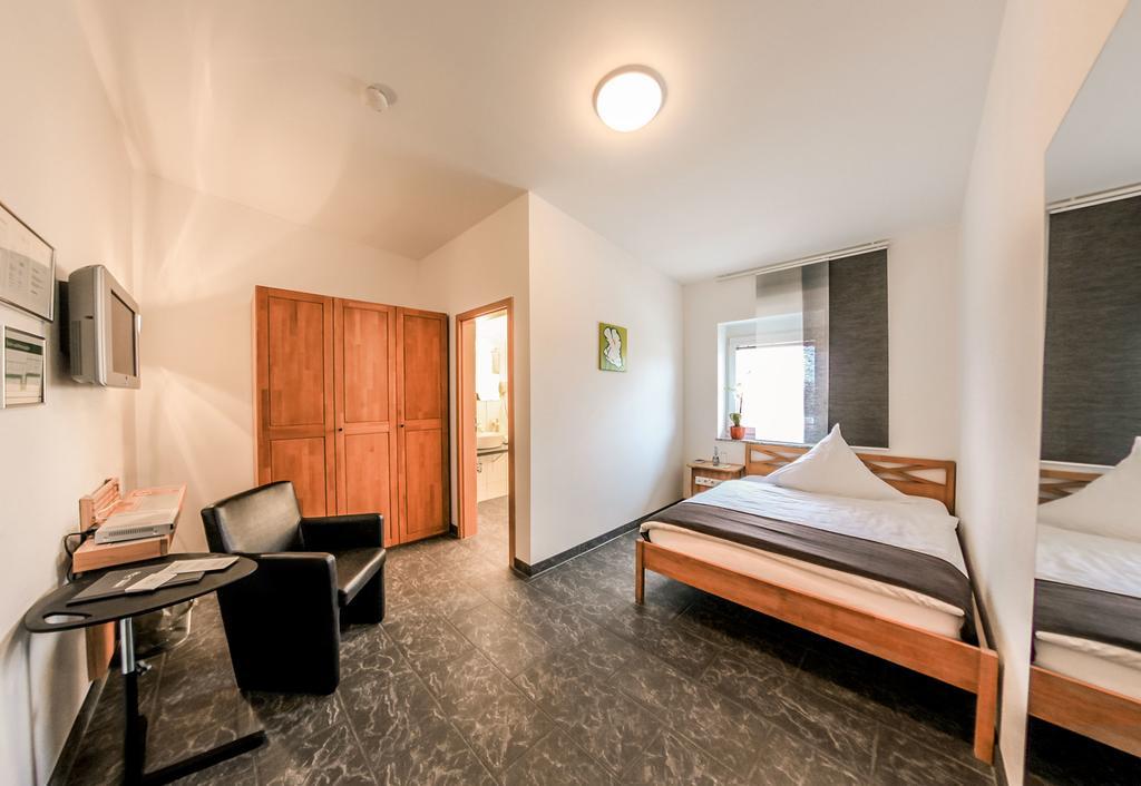 InWest Hotel Garni Crailsheim Zimmer foto